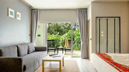 Moderne møblert hotellrom med balkong og grønn utsikt. (AI-generert tekst)