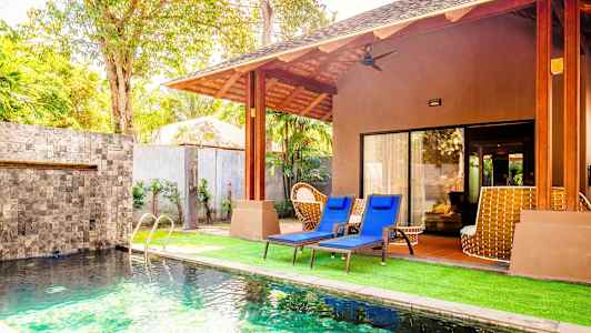 En villa med svømmebasseng og solsenger på plenen. (AI-generert tekst)