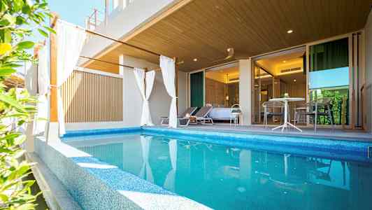 Privat basseng med solsenger og sittegruppe foran et soverom. (AI-generert tekst)