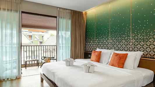 Moderne hotellrom med dobbeltseng og dekorativ vegg. (AI-generert tekst)