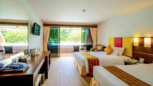 Hotellrom med to senger, sitteområde og balkong. (AI-generert tekst)