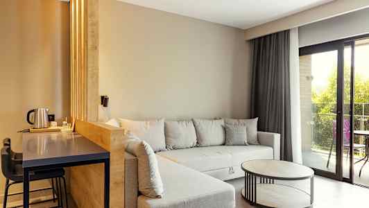 Moderne stue med grå sofa, trebord og store vinduer. (AI-generert tekst)