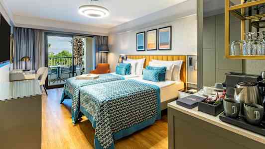 Hotellrom med to enkeltsenger, balkong og kaffestasjon. (AI-generert tekst)