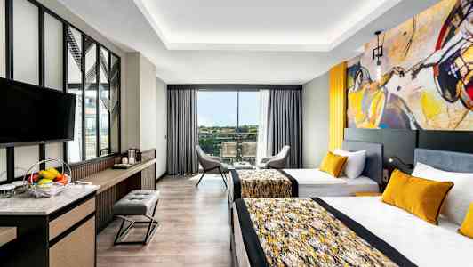 Rom med to enkeltsenger og moderne innredning. (AI-generert tekst)