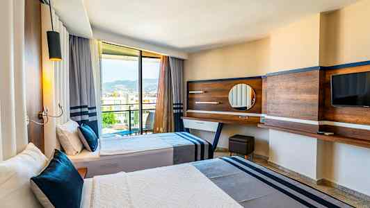 Hotellrom med to senger og utsikt gjennom glassdører mot fjell. (AI-generert tekst)