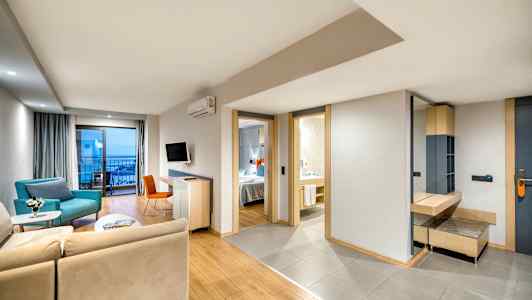 Bilde av en moderne hotellsuite med sittegruppe, soverom og bad. (AI-generert tekst)