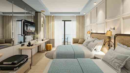 Hotellrom med to dobbeltsenger, moderne innredning og balkongdør. (AI-generert tekst)