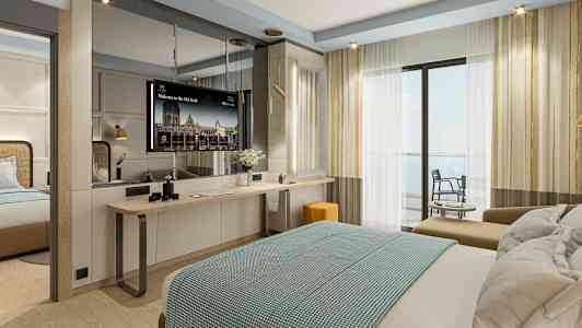 Hotellrom med en dobbeltseng, arbeidsbord og balkongutsikt. (AI-generert tekst)