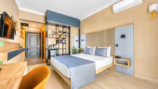 Et hotellrom med en dobbeltseng og moderne møbler. (AI-generert tekst)