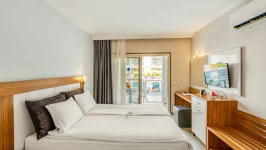 Hotellrom med dobbeltseng og balkong. (AI-generert tekst)