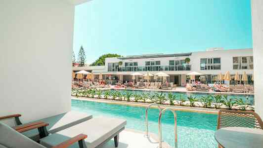 Privat bassengområde med utsikt over et moderne hotellkompleks. (AI-generert tekst)