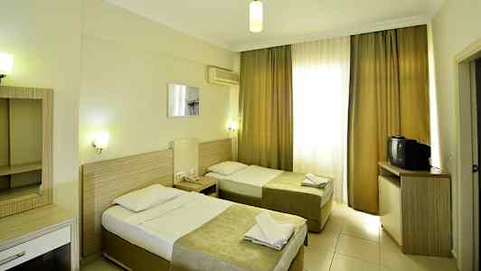 Hotellrom med to enkeltsenger, skrivebord og TV. (AI-generert tekst)