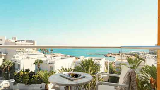 Utsikt fra en balkong med havet i bakgrunnen. (AI-generert tekst)