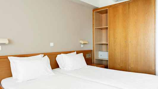 Soverom med dobbeltseng og garderobe. (AI-generert tekst)