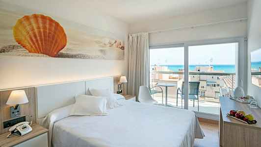Et hotellrom med en dobbeltseng, dekorativ kunst av en orange skjell på veggen og en balkong med havutsikt. (AI-generert tekst)