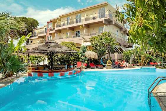 Et utendørsbasseng med bar ved siden av et hotell. (AI-generert tekst)