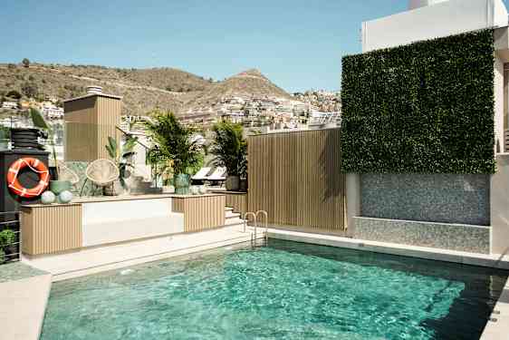 Et svømmebasseng med utsikt over et fjellandskap. (AI-generert tekst)