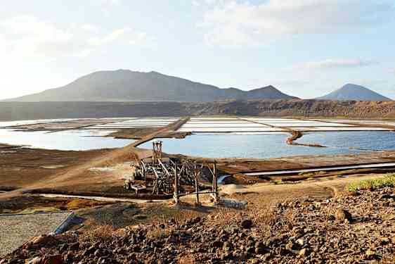 Saltfelt med fjell i bakgrunnen. (AI-generert tekst)