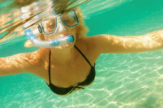 Person som snorkler under vann. (AI-generert tekst)