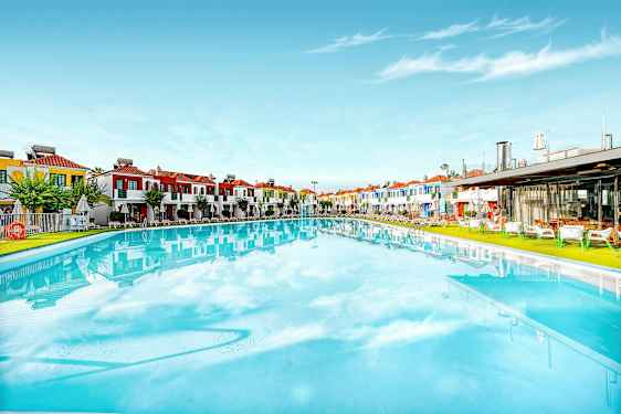 Stor basseng med fargerike bygninger i bakgrunnen. (AI-generert tekst)