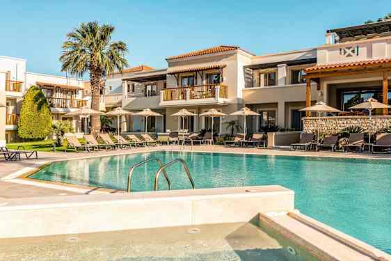 Hotellbygning med utendørsbasseng og solsenger. (AI-generert tekst)