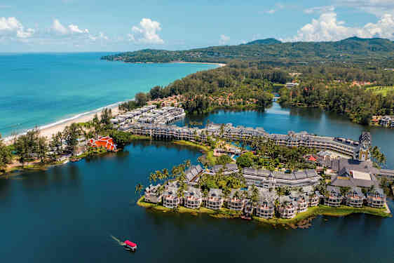 Bilde av et innsjønært feriested ved en tropisk strand. (AI-generert tekst)