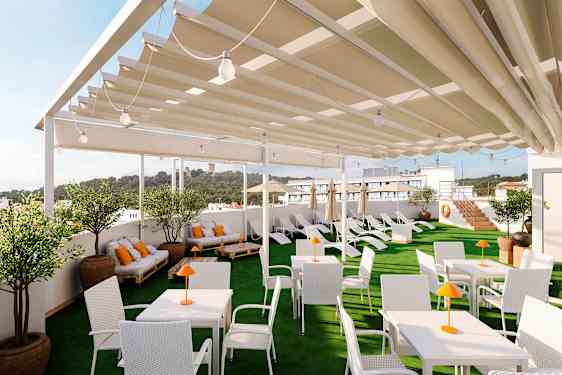 En takterrasse med hvite bord og stoler, solsenger og planter, dekket av et solskjermtak. (AI-generert tekst)