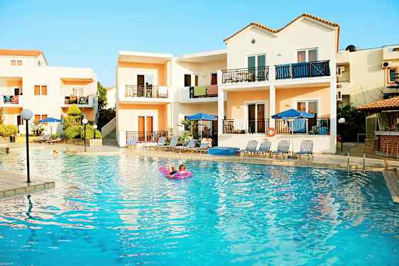 Leiligheter ved et utendørsbasseng med solsenger og parasoller. (AI-generert tekst)