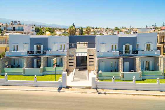 Bilde av en moderne bygning med to etasjer, omgitt av en hage og med en sentral inngang vendt mot en gate. (AI-generert tekst)