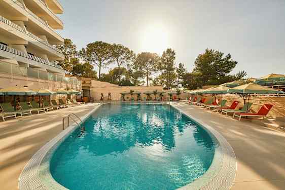 Et utendørs basseng med solsenger og parasoller i en solrik atmosfære. (AI-generert tekst)