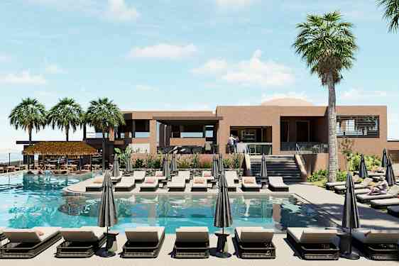 Utendørs bassengområde med solsenger, parasoller og palmer foran et moderne hotell. (AI-generert tekst)