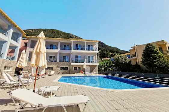 Bilde av et utendørsbasseng med solsenger rundt, bak ses en bygning og vegetasjon. (AI-generert tekst)