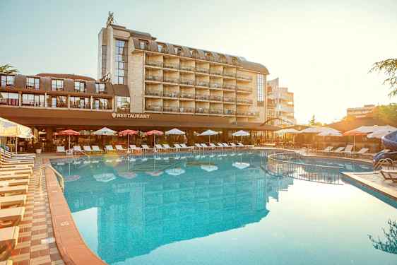 Hotellbygning med balkonger, en restaurant og et utendørs svømmebasseng. (AI-generert tekst)