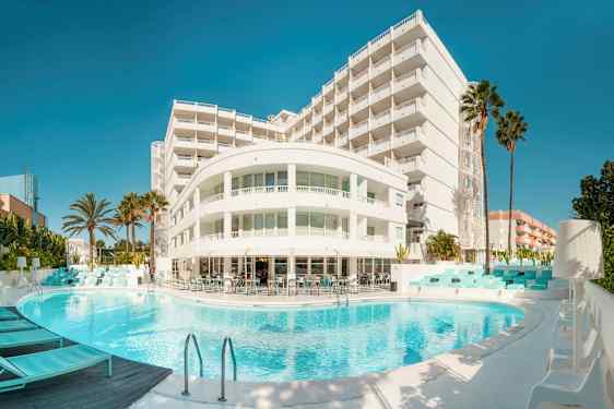 En hotellbygning med balkonger og et utendørs svømmebasseng. (AI-generert tekst)