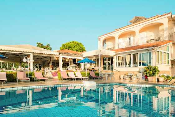 Utvendig hotell med basseng og solsenger. (AI-generert tekst)