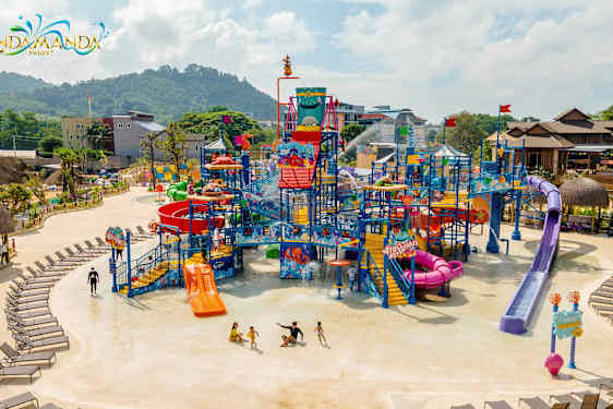 Fargerik vannlekeplass med sklir og bassenger. (AI-generert tekst)