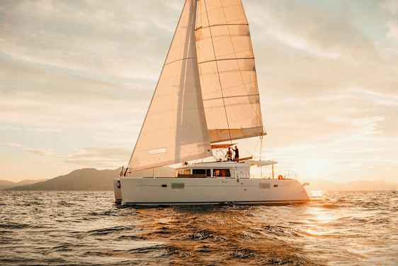 En seilbåt på havet ved solnedgang. (AI-generert tekst)