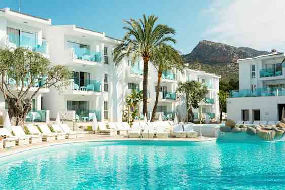 Bilde av et hotell med hvite bygninger, et basseng og solsenger, omgitt av palmer. (AI-generert tekst)