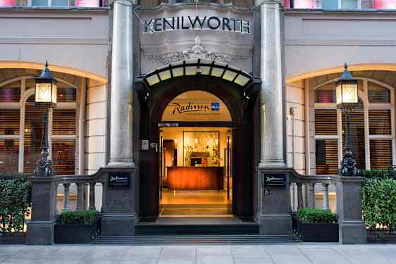 Inngang til Radisson Blu Edwardian Kenilworth Hotel. (AI-generert tekst)