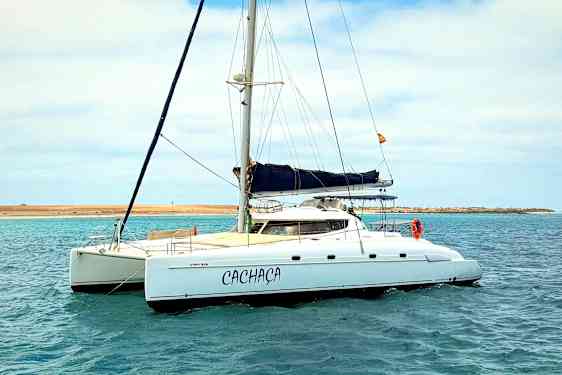 En seilbåt på vannet under en lys himmel. (AI-generert tekst)