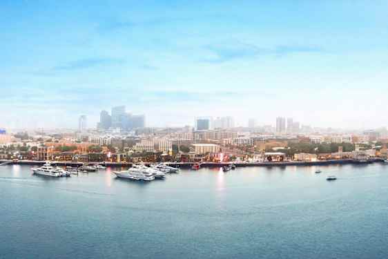 Et panoramabilde over en by med en stor vannvei og flere båter og bygninger i bakgrunnen. (AI-generert tekst)