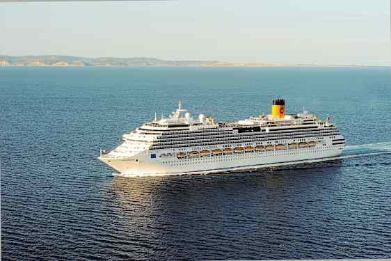 Et stort cruiseskip på havet, med land i bakgrunnen. (AI-generert tekst)