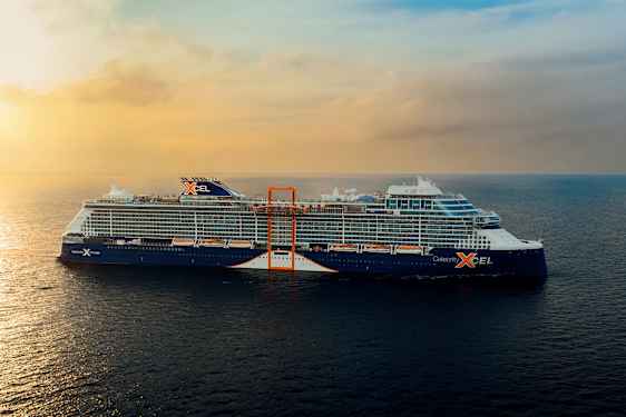 Et stort moderne cruiseskip på åpent hav ved solnedgangen. (AI-generert tekst)