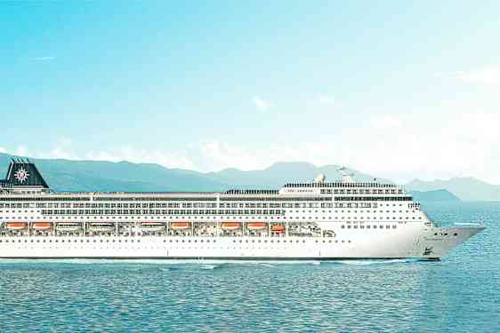 Et cruiseskip på sjøen med fjell i bakgrunnen. (AI-generert tekst)