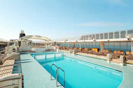 Bilde av et cruiseskips soldekk med basseng og solsenger. (AI-generert tekst)