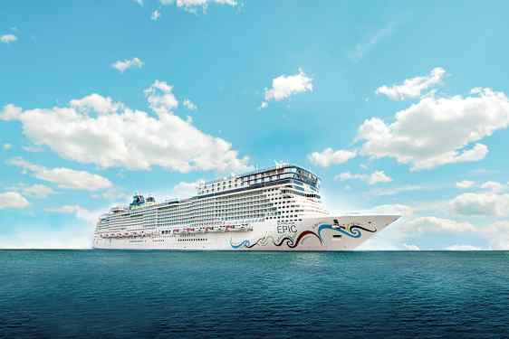 Et stort cruiseskip på havet under en klar blå himmel. (AI-generert tekst)