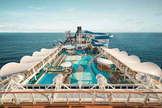 Bassengområde på et cruiseskip med vannsklier og havutsikt. (AI-generert tekst)