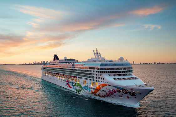 Et cruiseskip på havet ved solnedgang. (AI-generert tekst)