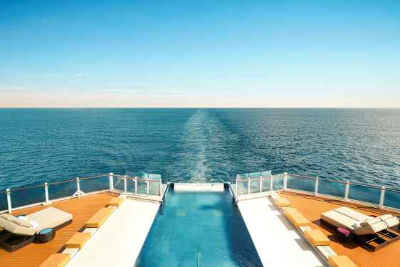 Utsikt fra et skip med et basseng i forgrunnen og åpent hav i bakgrunnen. (AI-generert tekst)