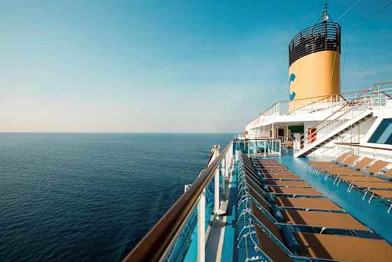 Skipets dekk med solsenger og skorstein, havet er synlig i bakgrunnen. (AI-generert tekst)